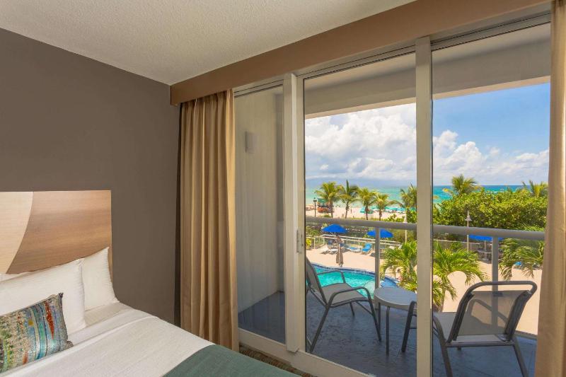 Double Room with Two Double Beds - Ocean Front  image 3
