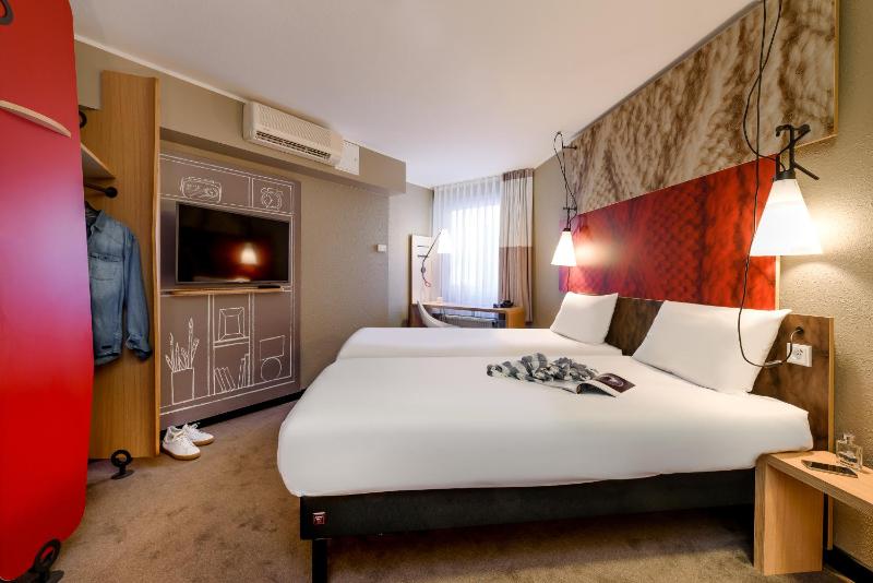 Superior Twin Room image 4