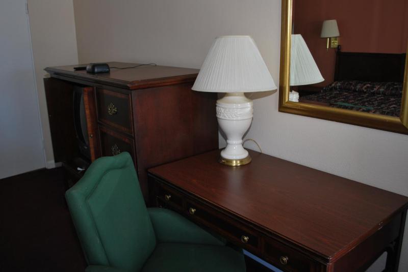 Queen Room with Two Queen Beds - Smoking image 2