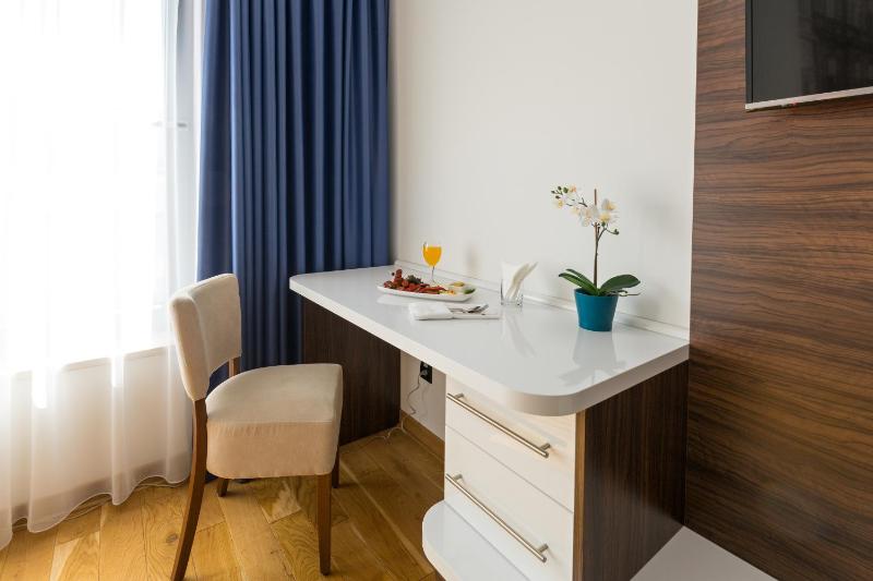 Business Room with Free Parking image 3