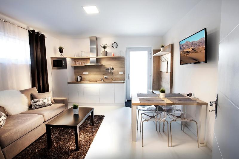 Apartment 3 image 3
