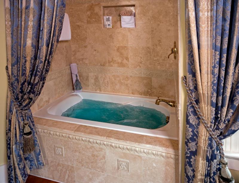 Deluxe Queen Room image 4