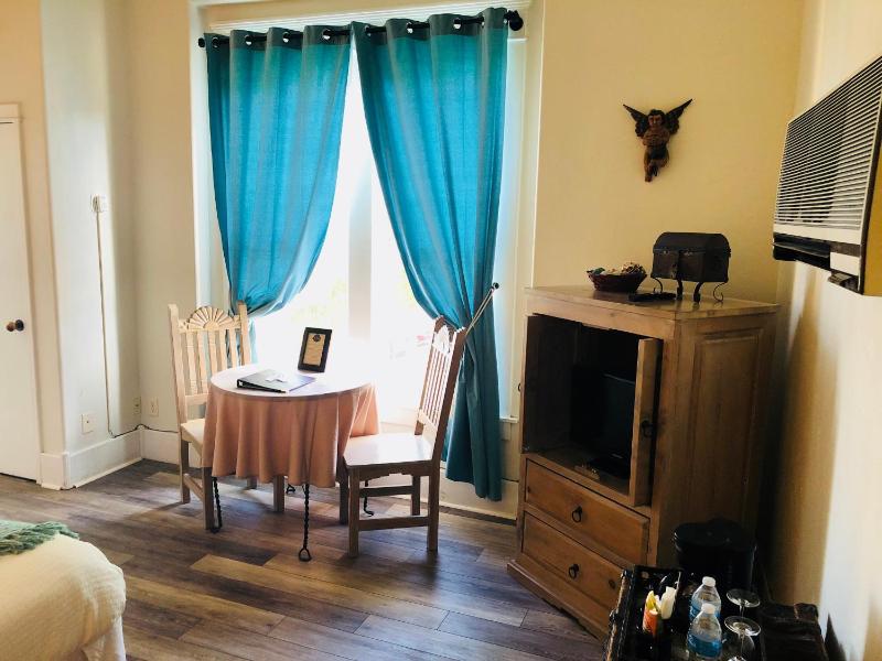 Deluxe King Room image 4