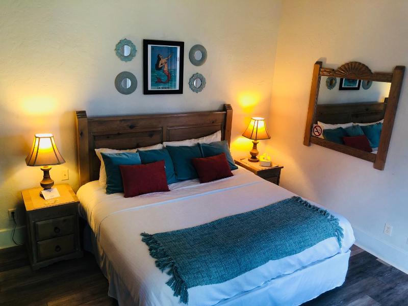 Deluxe King Room image 2