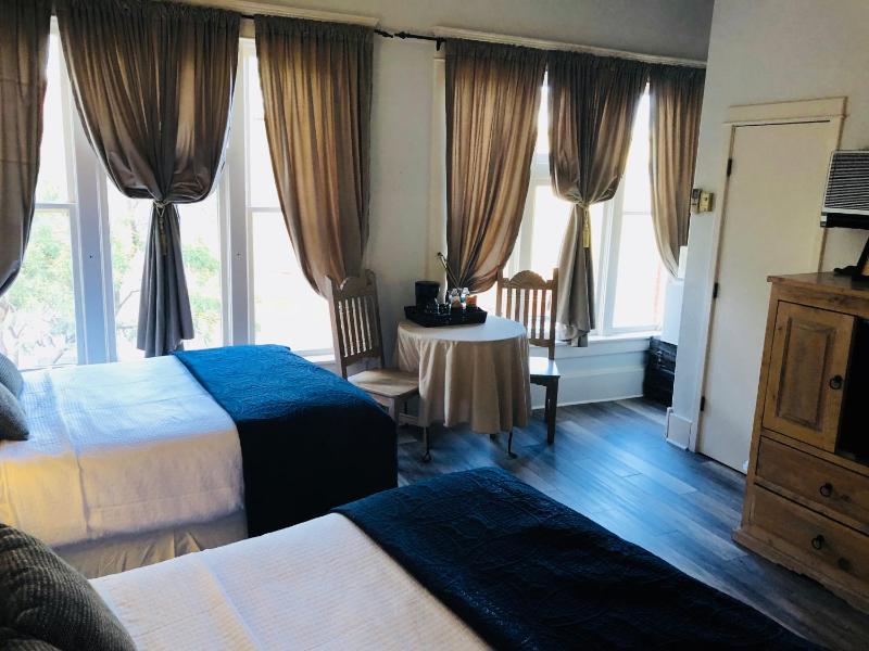 Deluxe Double Room image 3