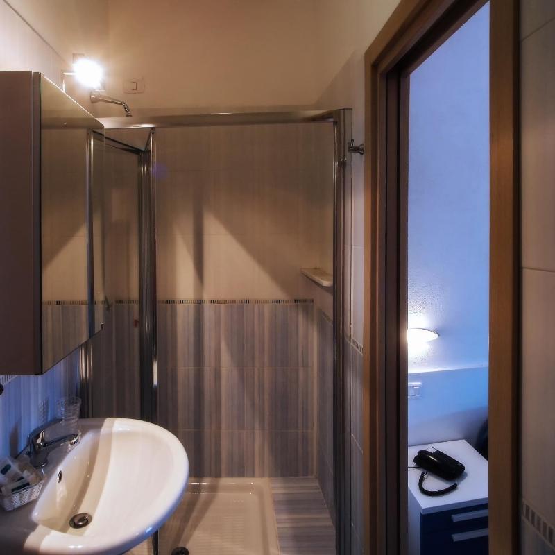 Budget Double Room image 4