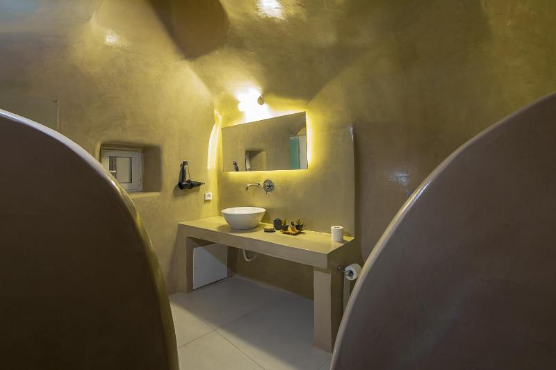 Elegant Two Bedroom Apartment with Private Hot Tub image 2