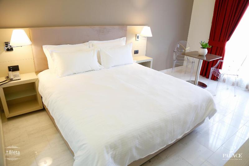 Double Room image 2
