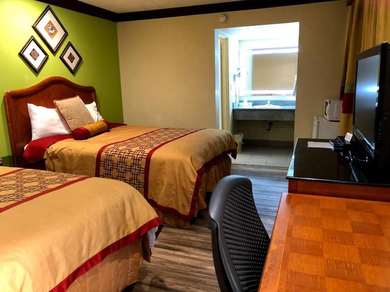 Queen Room with Two Queen Beds - Non-Smoking image 2