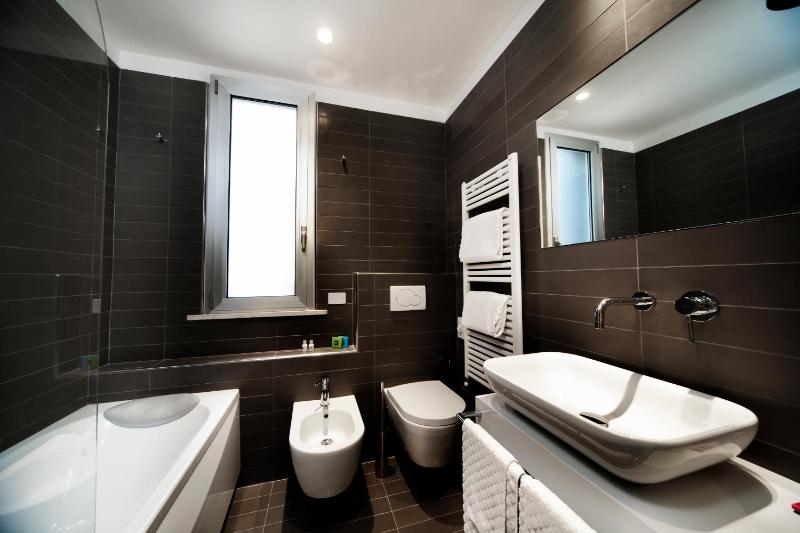 Q Hotel - image 14