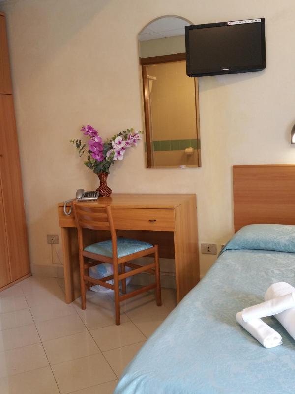 Twin Room with Shower image 3