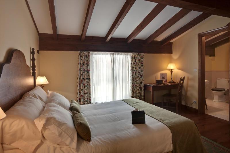 Double or Twin Room image 4