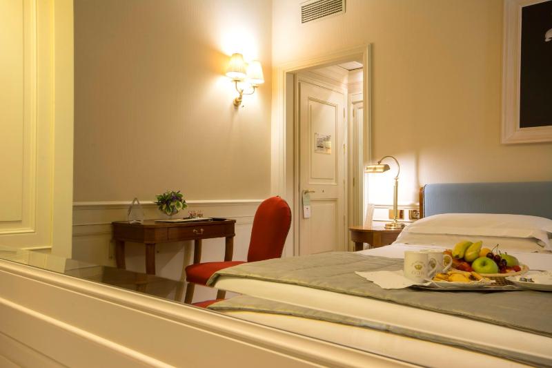 Double Room image 3