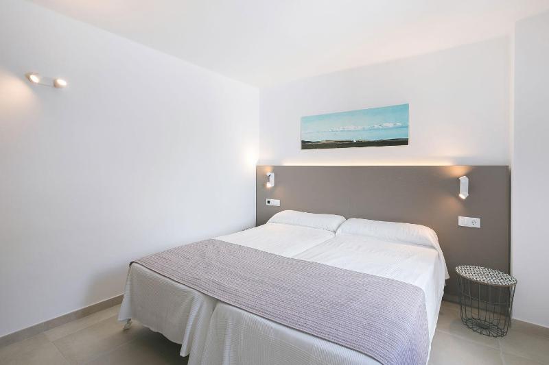 Superior One-Bedroom Apartment image 3