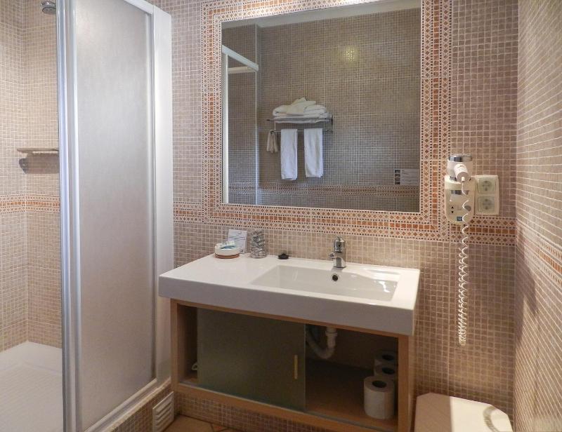 Twin Room with Private Bathroom image 3