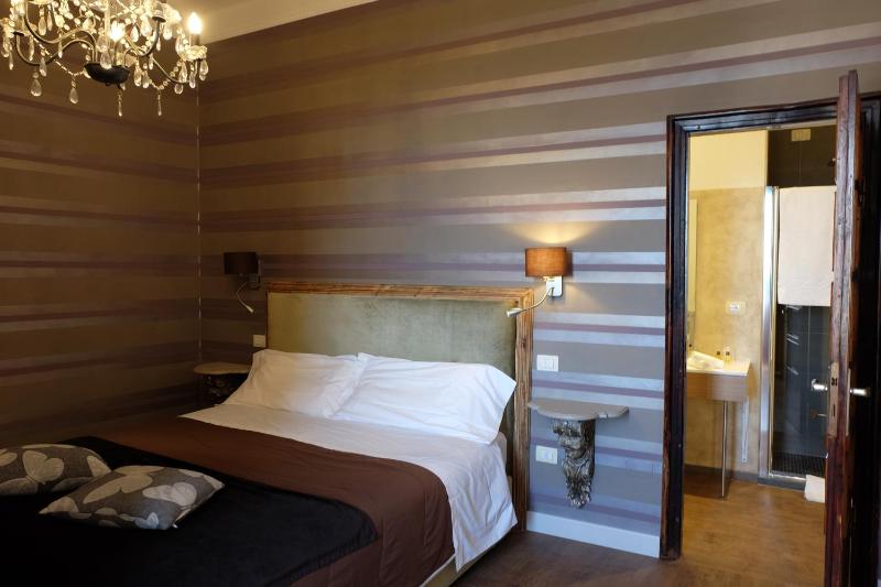 Superior Double Room with Balcony image 4