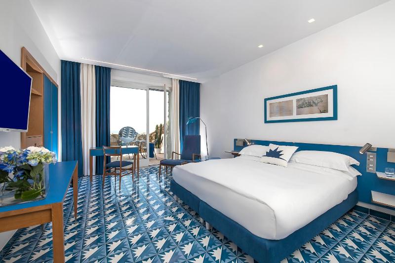 Deluxe Double or Twin Room with Sea View image 4