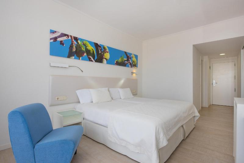 Triple Room (2 Adults + 1 Child) image 1