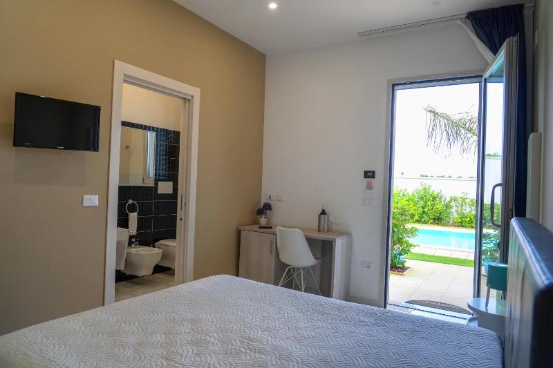 Double Room with Pool View image 4