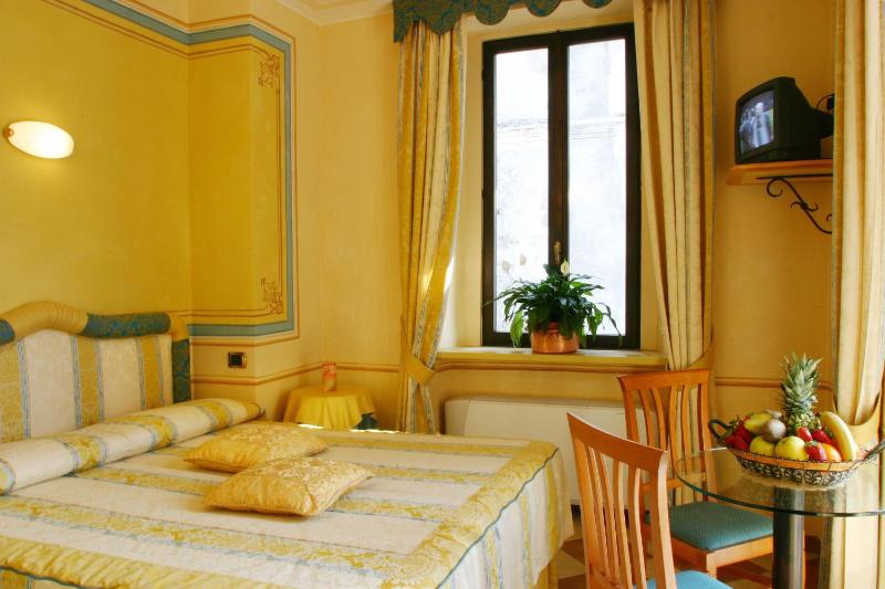 Double Room image 4