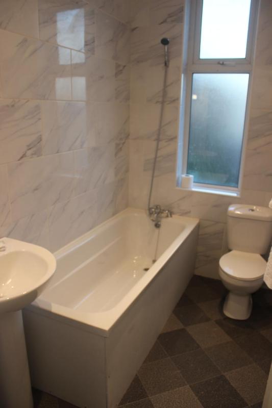 Twin Room with Private Bathroom image 4