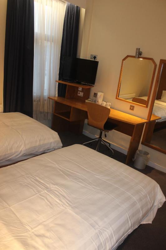 Twin Room with Private Bathroom image 3