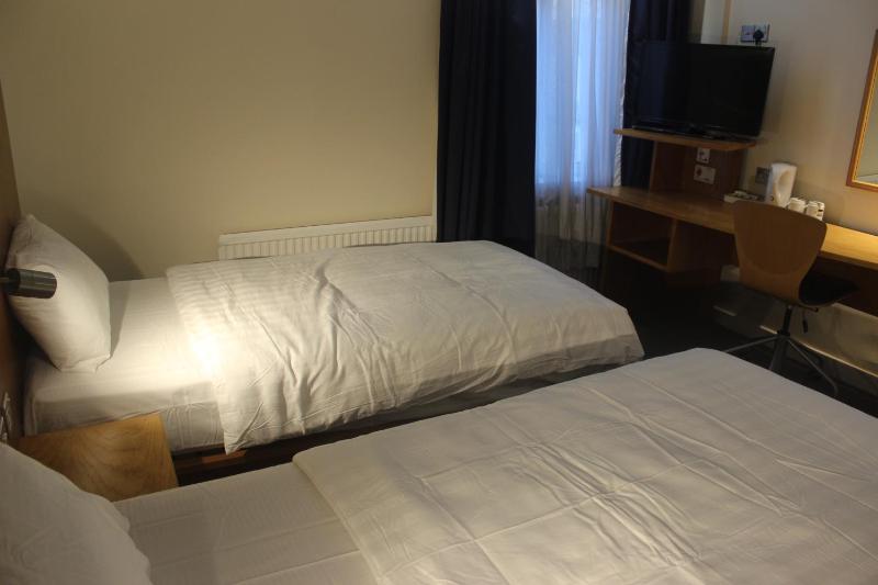 Twin Room with Private Bathroom image 2