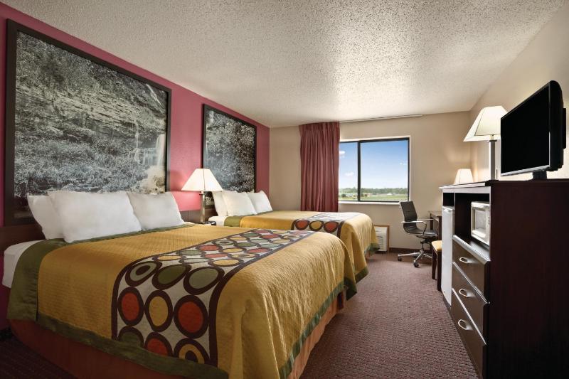 Queen Room with Two Queen Beds - Non-Smoking image 2