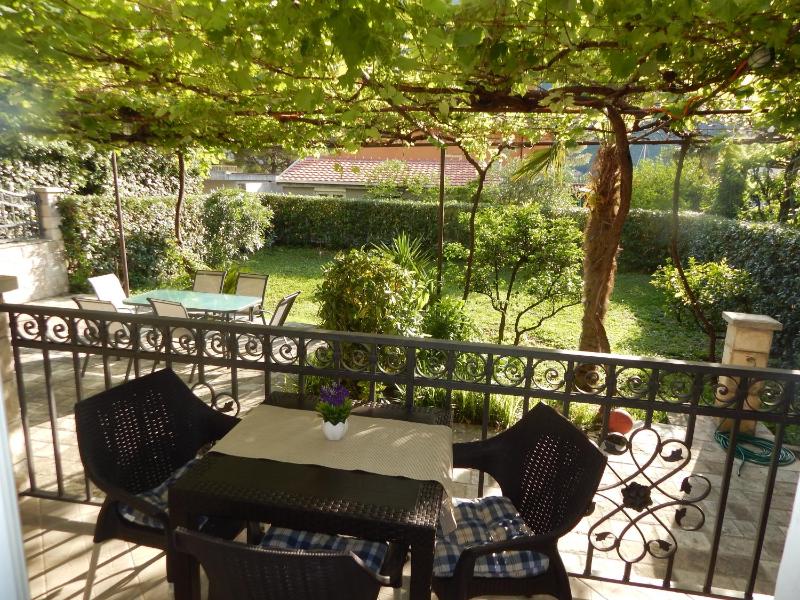 Apartment with Garden View image 4