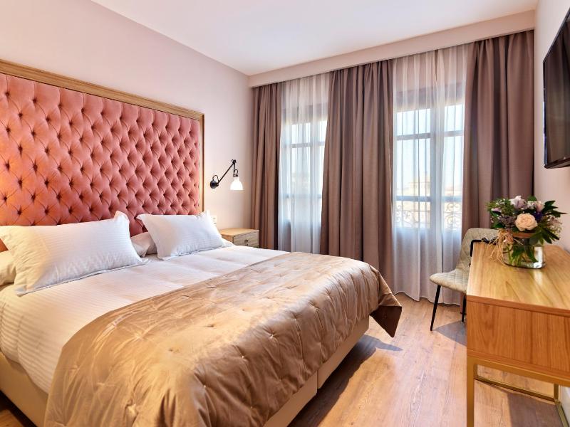 Deluxe Double Room image 3