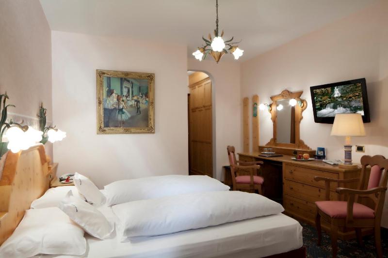Basic Double or Twin Room image 3