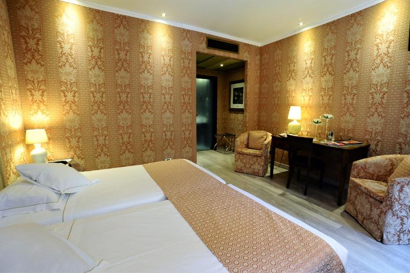 Large Double Room image 4
