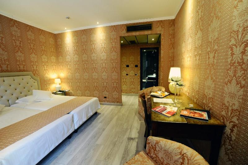 Large Double Room image 3
