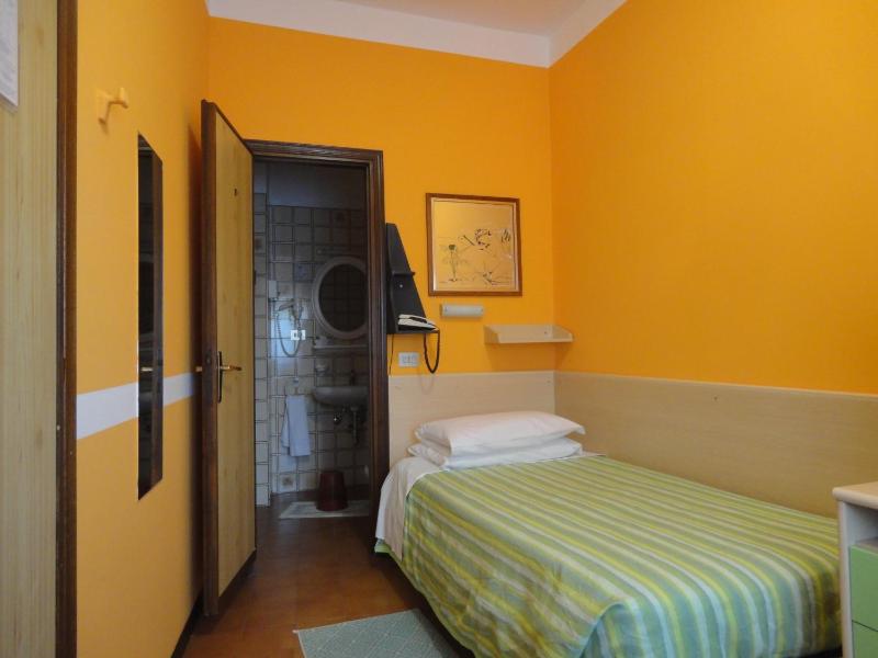 Single Room image 4