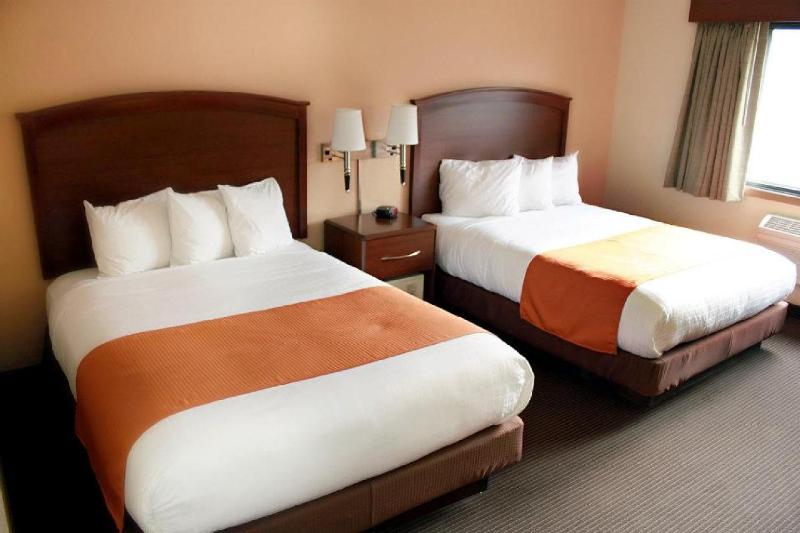 Queen Room with Two Queen Beds - Non-Smoking image 3