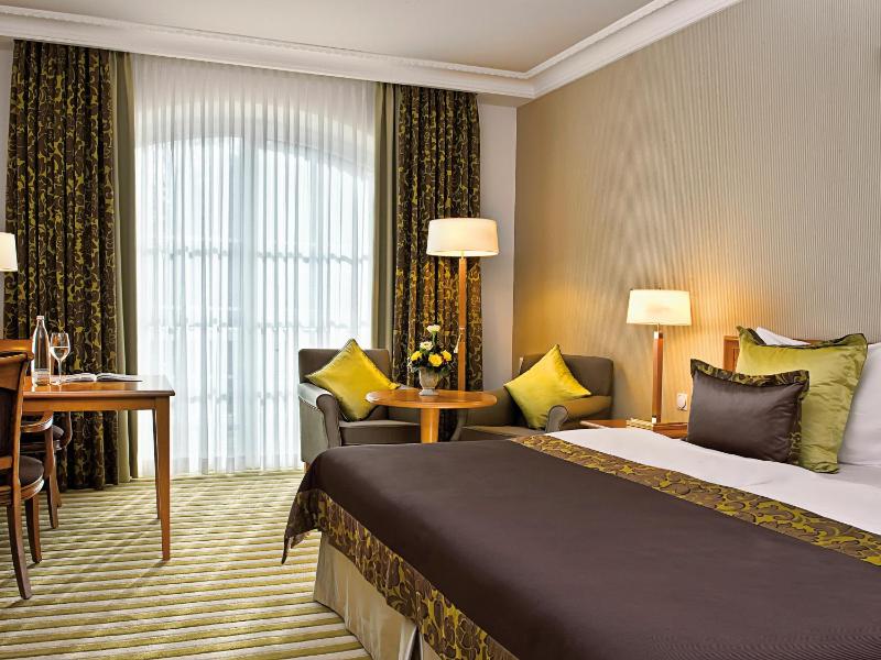 Deluxe Double Room with Side Sea View image 3