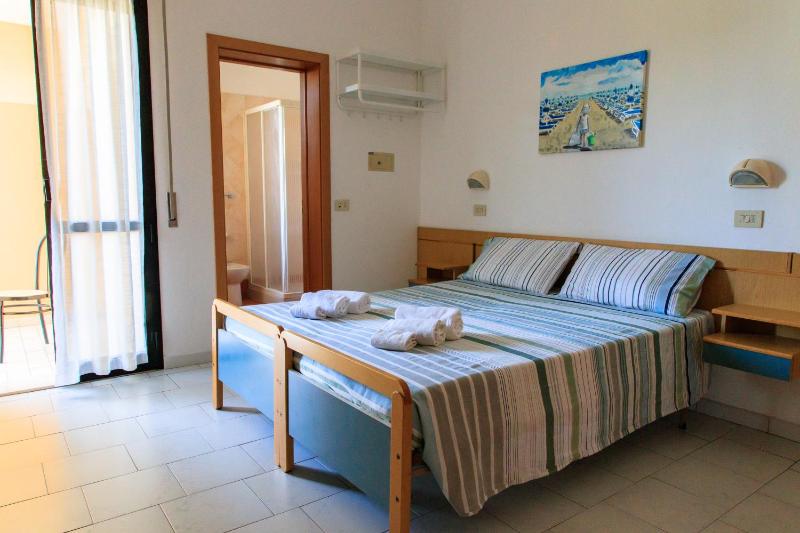 Double or Twin Room with Private Bathroom image 1