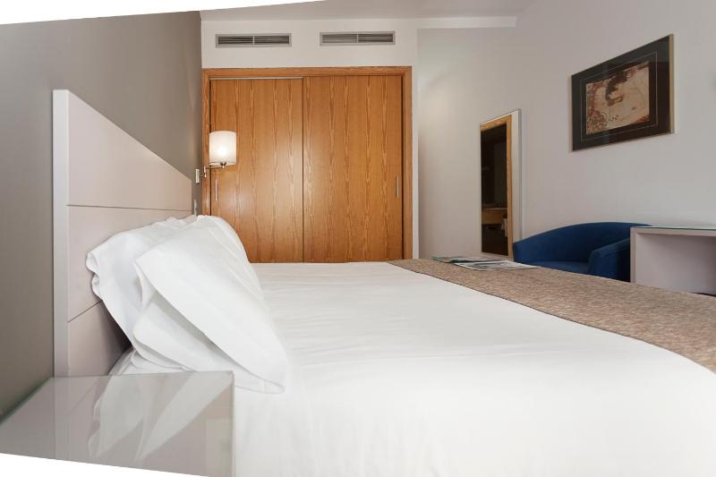 Double or Twin Room with Balcony image 4