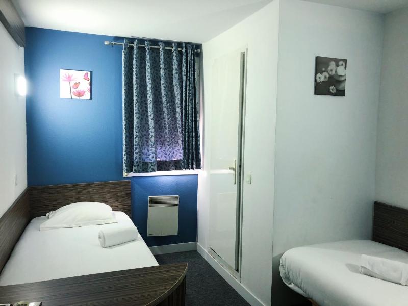 Twin Room image 2