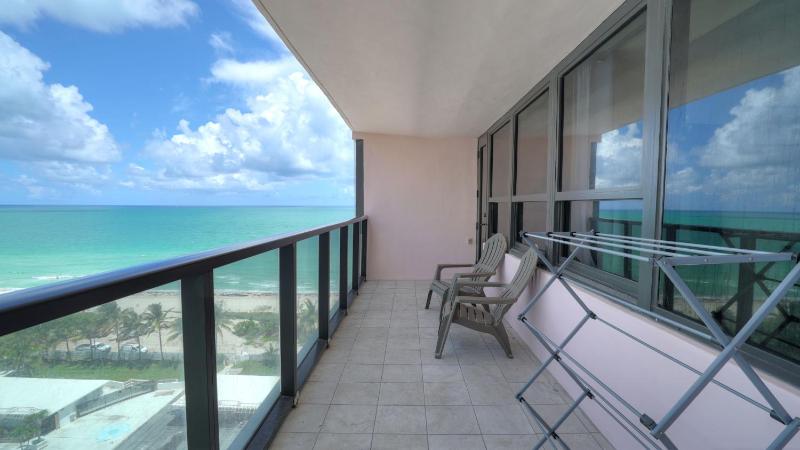 Deluxe One-Bedroom Apartment with Ocean View image 1