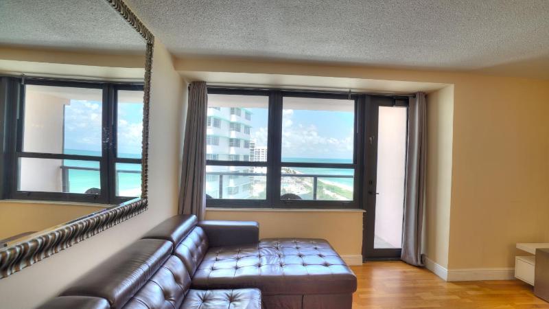 Deluxe One-Bedroom Apartment with Ocean View image 2