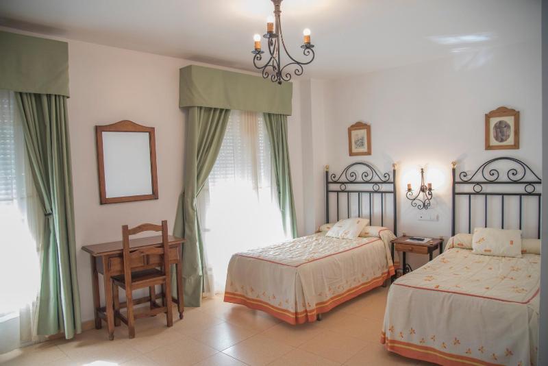 Twin Room image 3