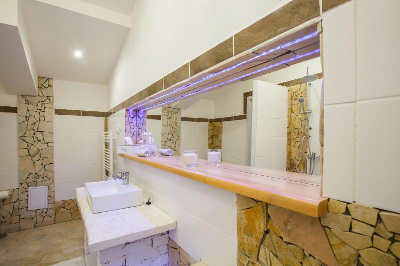 Double or Twin Room image 3