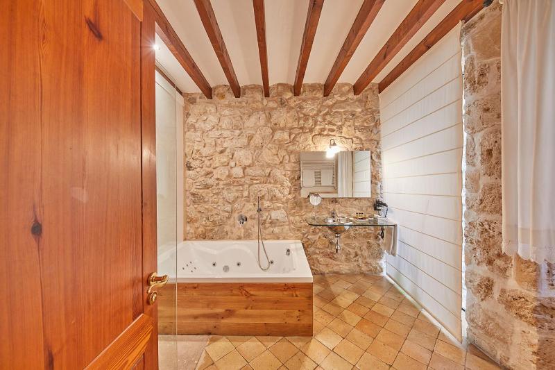 Superior Double Room with Hot Tub image 3