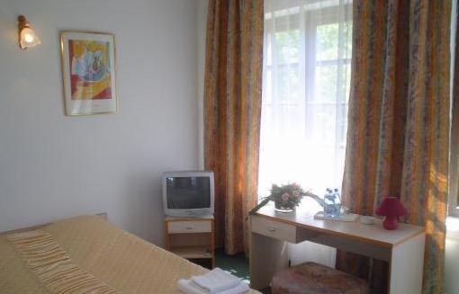 Double or Twin Room image 4