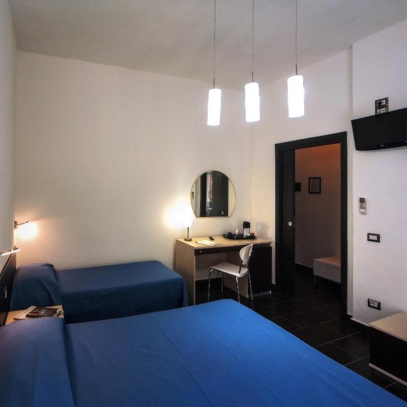 Economy Triple Room image 3