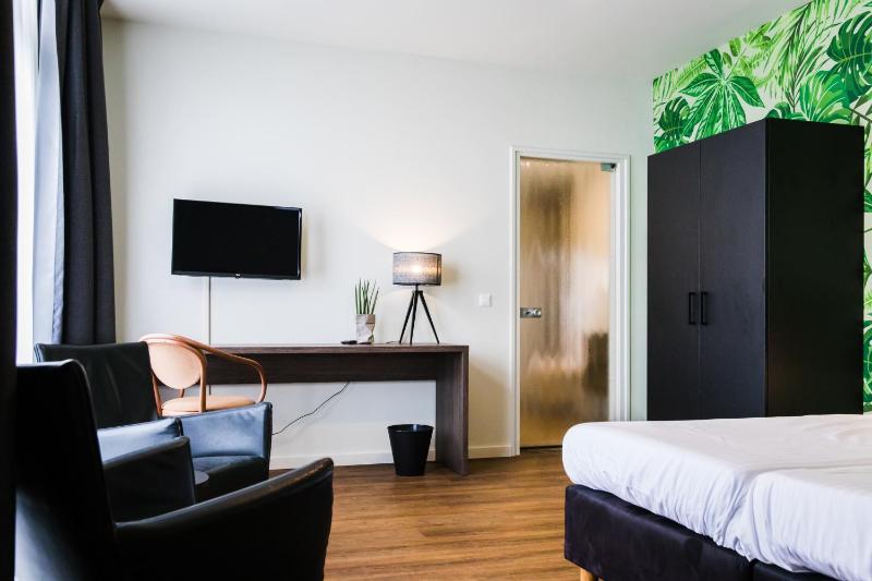 Double Room with Balcony image 4