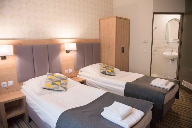 Twin Room image 3