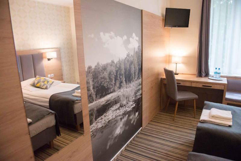 Twin Room image 4