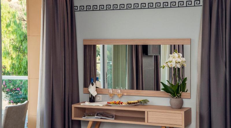 Acropolis Corner Suite with Balcony image 2